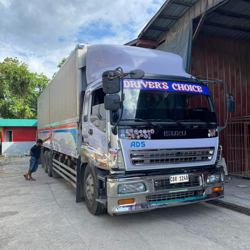 A photo of a delivery truck used for transporting orders to yufin users.