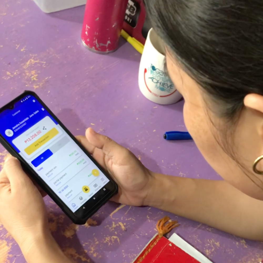 A yufin user viewing the 'Utang, Payables' feature of yufin on her smartphone.