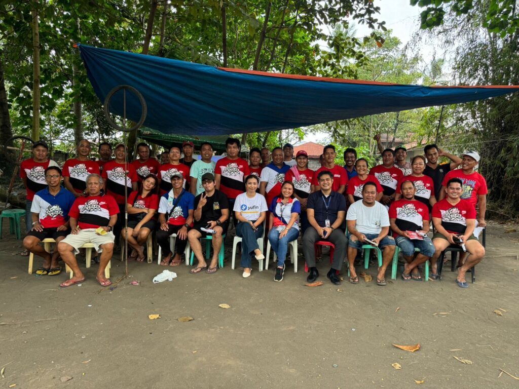 A group photo with the fisherfolk co-op.