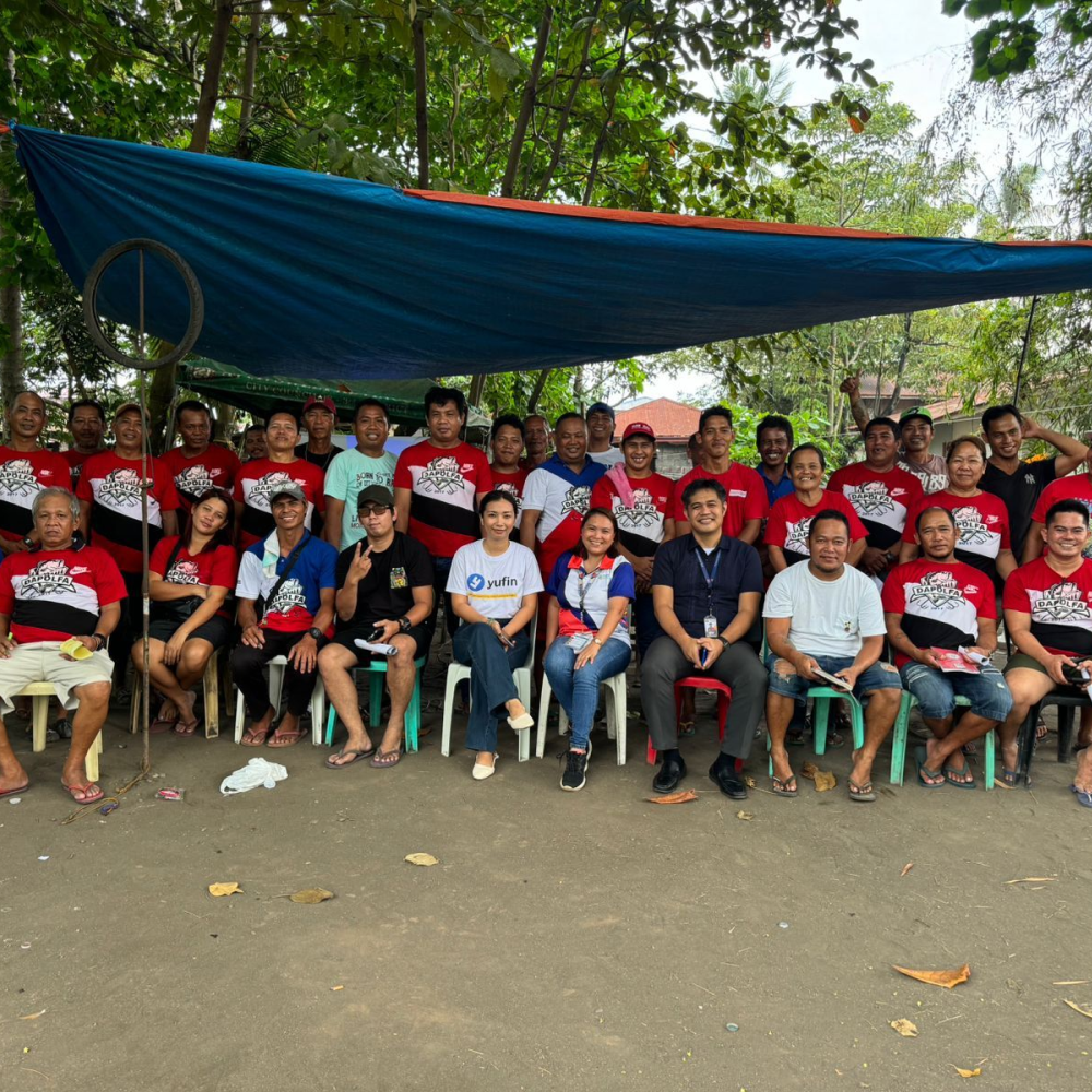 A group photo with the fisherfolk co-op.