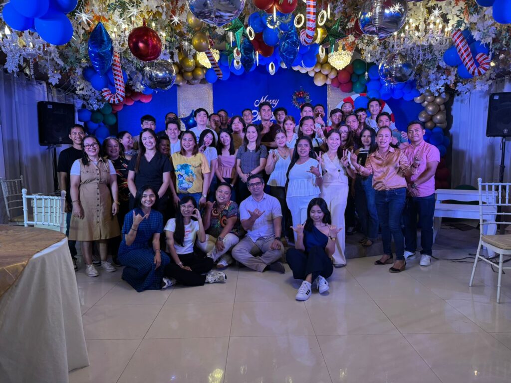 A group photo with the yufin team, field sales ambassadors, booth promoters, power users, and Lots for Less staff during the Christmas party.