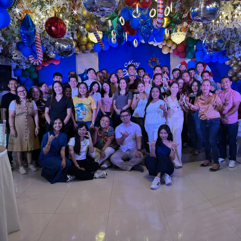 A group photo with the yufin team, field sales ambassadors, booth promoters, power users, and Lots for Less staff during the Christmas party.