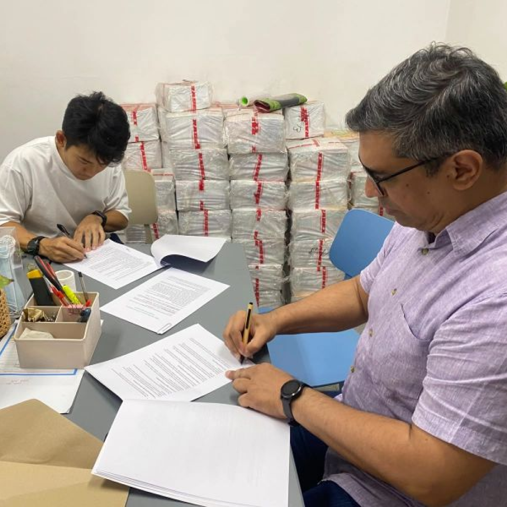 yufin and J Agro during contract signing.