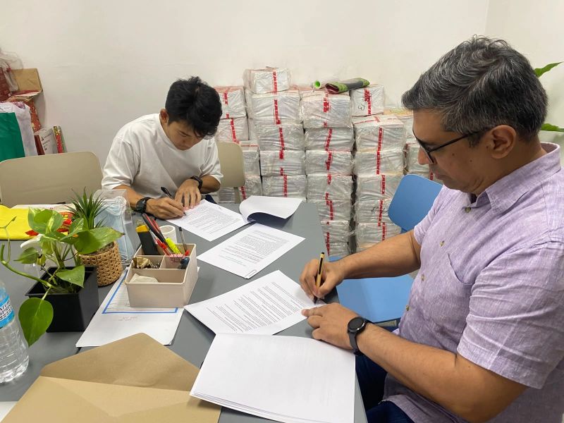yufin and J Agro during contract signing.